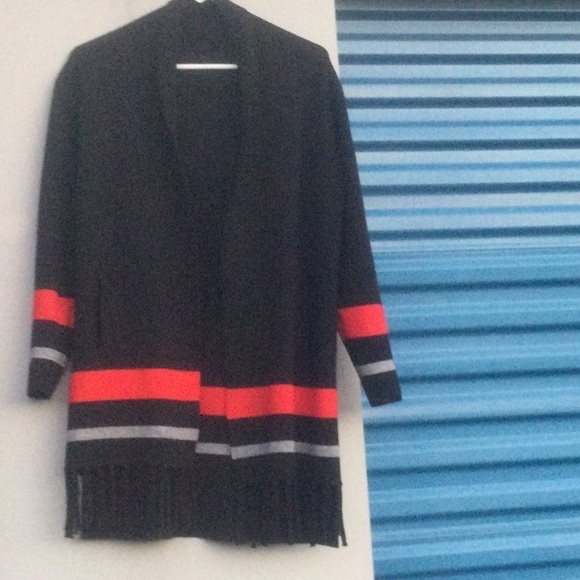 Thick Knit 🧶 Black Cardigan w/ a red& gray stripe fringe in front & 2 pockets - Picture 7 of 8